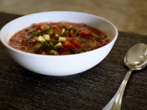 Gazpacho cu pepene verde, supa preferată pe perioada verii. Iese extraordinară cu aceste ingrediente pe care le aveți deja în casă. FOTO: captură video YouTube @Michael Christen