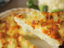 Plăcintă cu brânză, conopidă și ouă. O poți mânca la orice oră. Trebuie s-o încerci neapărat! FOTO: captură video YouTube @ CookingTime 
