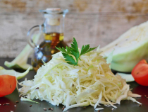 Salată de varză andaluză, o rețetă simplă și delicioasă. Dressingul nemaipomenit o face atât de specială