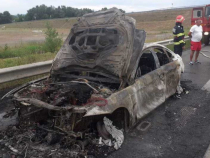 Trei români, la un pas de moarte. Mașină, în care se aflau, transformată în scrum, pe autostradă. Sursa - ISU Hunedoara