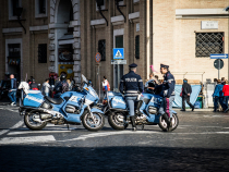 Trei români au răspândit teroare în Italia. Bandiții au fugit în Austria cu BMW-ul 