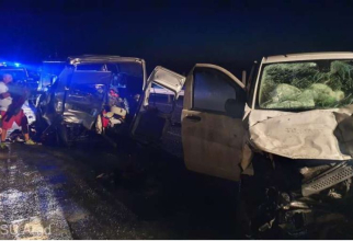 Două microbuze cu pasageri au intrat în coliziune pe autostrada A1. Mai multe persoane au fost rănite. Sursa ISU Arad 
