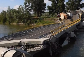 Guvernul, prima reacție după prăbușirea podului peste râul Siret, reabilitat în urmă cu câteva luni. FOTO: captură video Antena3