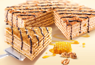 Tort Malenka - un desert delicios cu miere, cremă de caramel și vanilie. Rețeta originară din Cehia este foarte ușoară / Foto: Captură video youtube