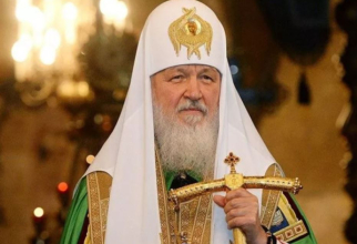 Patriarhul rus Kiril a căzut în timpul unei procesiuni religioase 