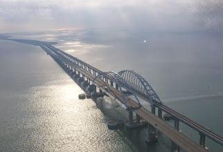 Un general ucrainean amenință că va distruge podul de 2,7 miliarde de lire sterline care leagă Rusia de Crimeea / Foto: Captură video youtube
