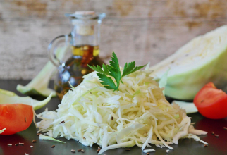 Salată de varză andaluză, o rețetă simplă și delicioasă. Dressingul nemaipomenit o face atât de specială