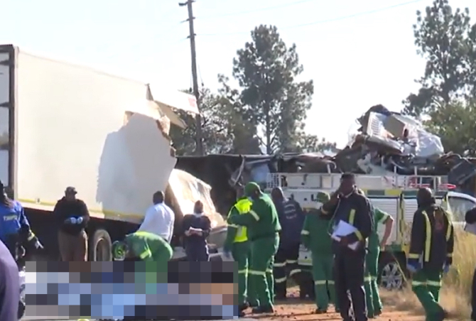 Accident dramatic între un autobuz și un camion: Cel puţin 15 morţi şi 37 de răniţi