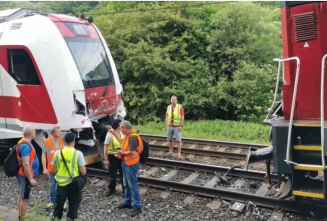 Accident feroviar în Slovacia, cu peste 50 de răniți. Trenul, lovit de locomotiva care urma să-l tracteze