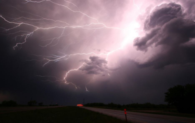 Avertizare meteo Cod roșu de ploi și furtuni în București și Ilfov