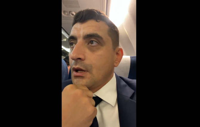 George Simion a urcat în avionul care duce parlamentarii în Republica Moldova, deși are interdicție