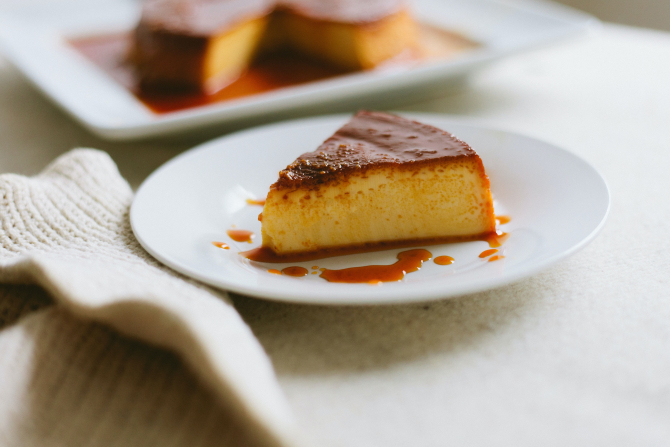 Crème Brûlée, desertul care îți lasă gura apă. Rafinat, dulce și cu o crustă crocantă de zahăr ars, se gătește cât ai clipi! / Foto: Unsplash