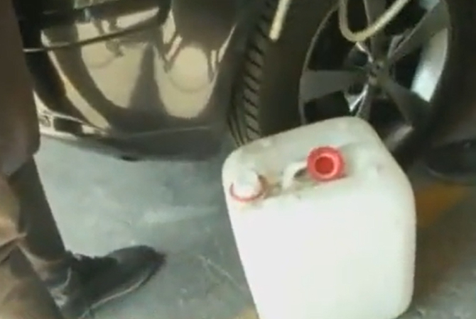La televiziunea de stat din Grecia s-au prezentat două modalități ușoare de a fura benzina din rezervorul unei mașini