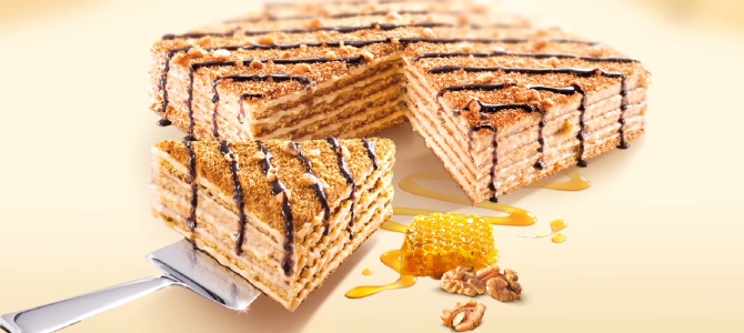 Tort Malenka - un desert delicios cu miere, cremă de caramel și vanilie. Rețeta originară din Cehia este foarte ușoară / Foto: Captură video youtube