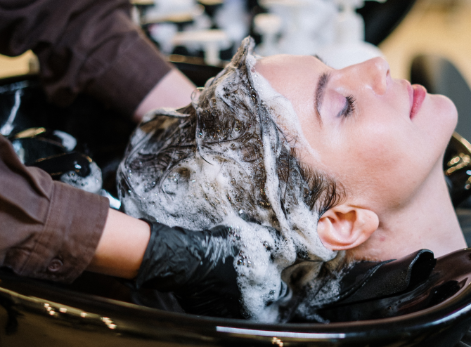 Măsuri extreme în Italia: Saloanele de înfrumusețare și frizeriile au interdicții să spele părul clienților. Amenzile sunt uriașe!