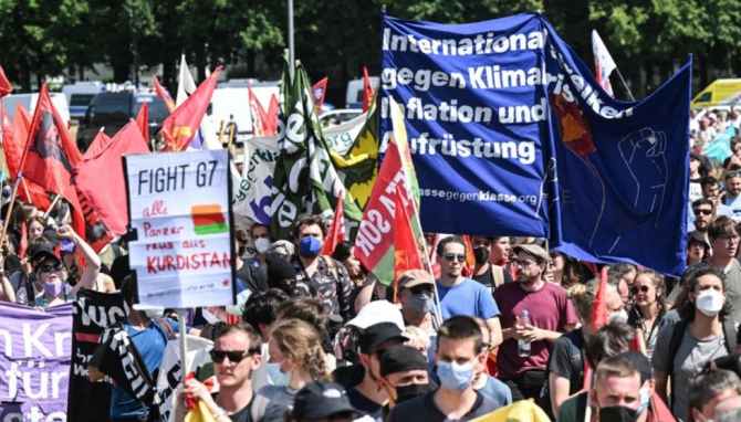 Mii de persoane au manifestat, sâmbătă, la Munchen, împotriva inegalităţilor, a schimbărilor climatice și a războiului.
