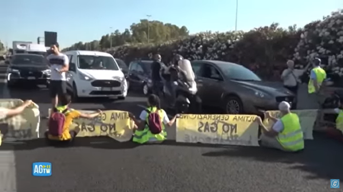 Roma. Ecologiștii blochează drumul pe Grande Raccordo Anulare. Încă o zi cu cu mari neplăceri în trafic / Foto: Captură video youtube