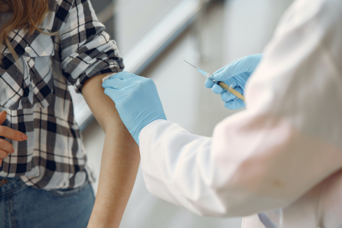 Spania începe vaccinarea contacților apropiați împotriva variolei maimuței
