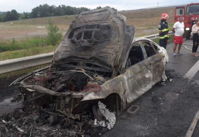 Trei români, la un pas de moarte. Mașină, în care se aflau, transformată în scrum, pe autostradă. Sursa - ISU Hunedoara