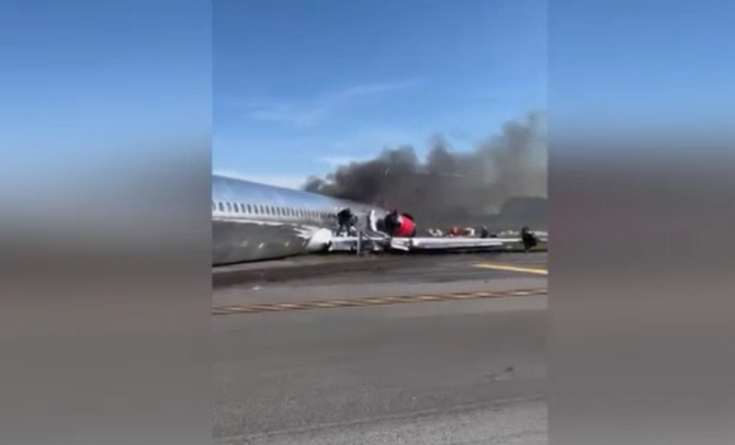 Un avion cu peste 100 de pasageri la bord a luat foc