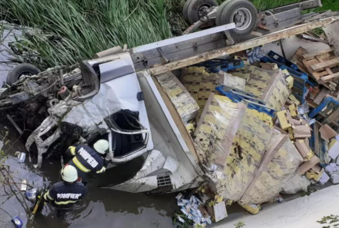 Un camion, plin cu dulciuri, s-a răsturnat în albia unui râu din județul Vaslui. Sursa - ISU Vaslui 