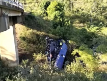 34 de morți după ce un autobuz s-a prăbușit de pe un pod - VIDEO