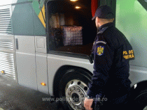 Autocar, oprit și verificat la intrarea în țară - un pasager a fost dat joc cu tot cu bagaje. Sursa foto: Politia de frontiera