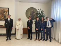 Elon Musk revine pe Twitter şi a postat o fotografie în care apare alături de papa Francisc