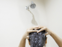 Faceți un truc cu oțet și bicarbonat pentru ca părul să nu înfunde niciodată scurgerea dușului
