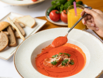 Supă cremoasă de roșii cu crutoane de unt. O rețetă rapidă pentru un prânz sănătos și gustos / Foto: Unsplash