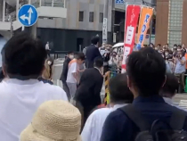 Fostul premier japonez, împușcat în timp ce ținea un discurs - VIDEO
