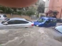 O furtună violentă a făcut ravagii în Craiova: Mașini luate de apă, acoperișuri smulse, mai multe străzi au fost rupte - VIDEO