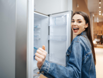 Pune hainele în congelator și nu în mașina de spălat: 7 situații când acest truc te salvează de la multe situații neplăcute