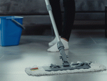 Pune un pumn de sare pe mop când faci curățenie - trucul bunicilor, cu rezultate uimitoare. Sursa - Pexels