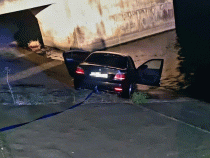 Un șofer a fost la un pas de moarte, după ce a căzut cu maşina în barajul Mihăileşti. Sursa - ISU Giurgiu