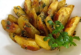 Cartofi „Mâncați” cu usturoi, la cuptor. Rețeta fantastică pentru un prânz rapid sau o cină - e genială! FOTO: captură video YouTube @Another Kitchen