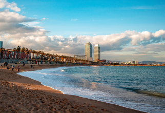 Barcelona interzice fumatul pe toate plajele sale. Amenda începe de la 29 de euro / Foto: Unsplash