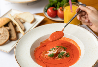 Supă cremoasă de roșii cu crutoane de unt. O rețetă rapidă pentru un prânz sănătos și gustos / Foto: Unsplash