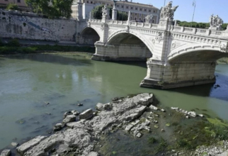 Italia. „Podul lui Nero” a ieșit la suprafață din cauza secetei severe. FOTO: captură video YouTube @WONDER WORLD