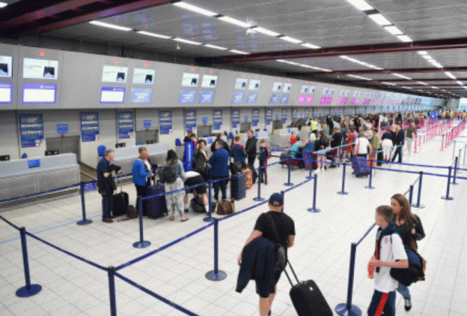 Aeroport din România, reguli noi -  pasagerii nu trebuie să mai arunce lichidele sau să scoată laptopul din bagaj. foto: ILUSTRATIV