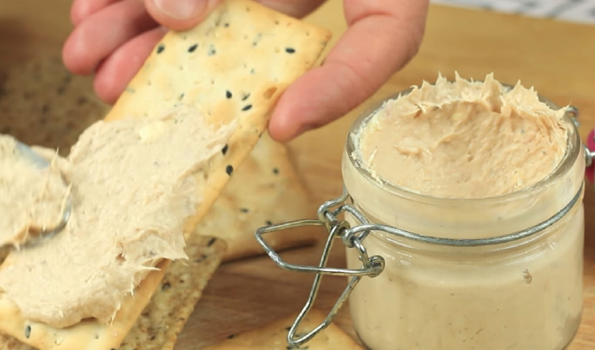 Așa se face cel mai gustos pate de ton cu cremă de brânză. Perfect la orice oră. Rezultatul e wow în doar 10 minute! FOTO: captură video YouTube @Cocineros Italianos - Italian Recipes