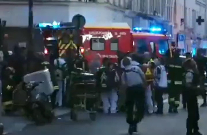 Atac armat în Paris: Doi indivizi au coborât dintr-o mașină și au început să împuște oamenii care stăteau la o terasă - VIDEO