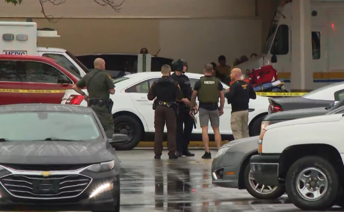 Atac armat într-un centru comercial din SUA: Mai multe persoane au murit