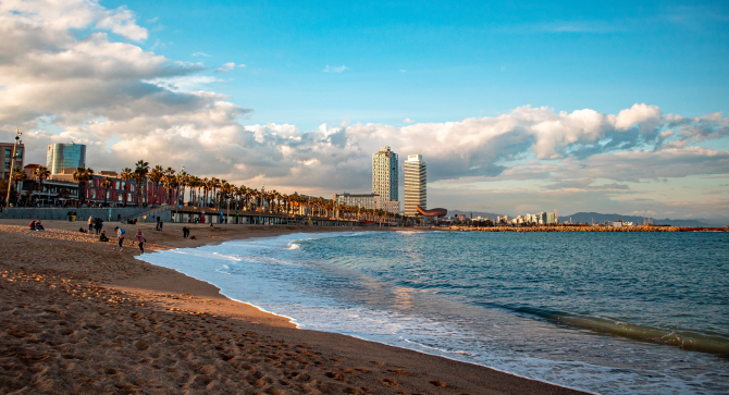 Barcelona interzice fumatul pe toate plajele sale. Amenda începe de la 29 de euro / Foto: Unsplash