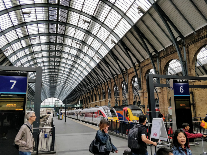 Marea Britanie. Sute de pasageri feroviari se luptă cu "haosul" de la London Euston pentru a ajunge acasă înainte de noua rundă de greve de mâine / Foto: Unsplash