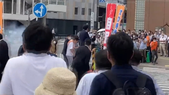 Fostul premier japonez, împușcat în timp ce ținea un discurs - VIDEO