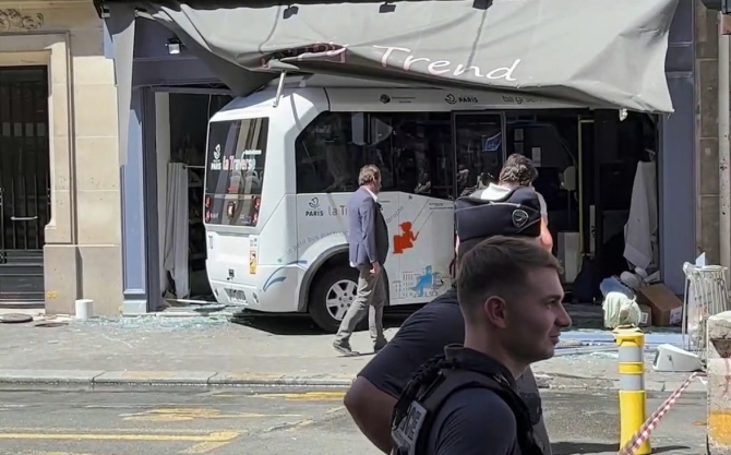 Franța. Un autocar a intrat într-un magazin la Paris: Șapte răniți, din care doi în stare gravă. FOTO: captură video leparisien.fr