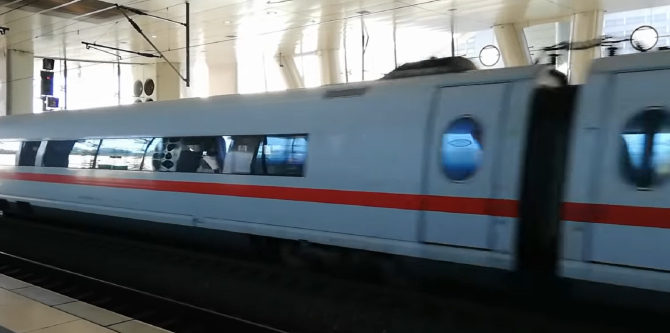 Germania. Un român a mers minute în șir pe un tren care circula cu o viteză 160 kilometri la oră: Emoții mari în rândul pasagerilor
