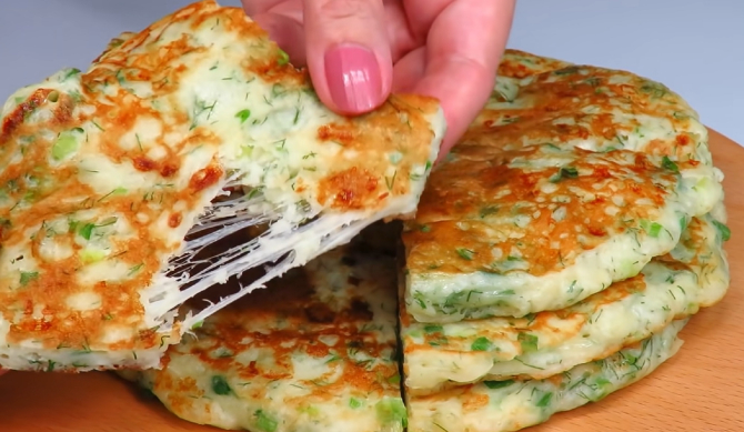 Khachapuri leneș sau o prăjitură cu brânză într-o tigaie. O masă rapidă și gustoasă, gata doar în 10 minute! FOTO: captură video YouTube @LudaEasyCook