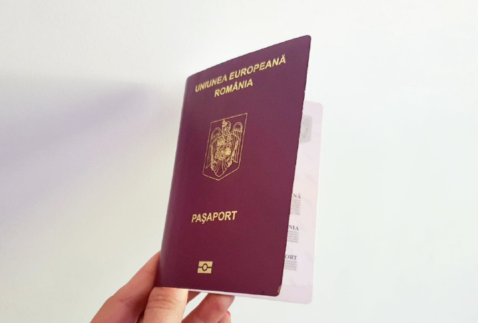 Italia. Bărbat prins cu două pașapoarte, dintre care unul era fals. Ambele documente aveau aceeași fotografie, dar numele erau diferite